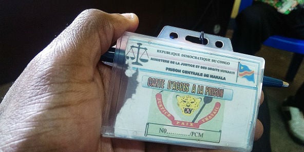 Présenter une pièce d'identité suffit pour obtenir une carte d'accès à la prison &copy; Trésor Kibangula/J.A.