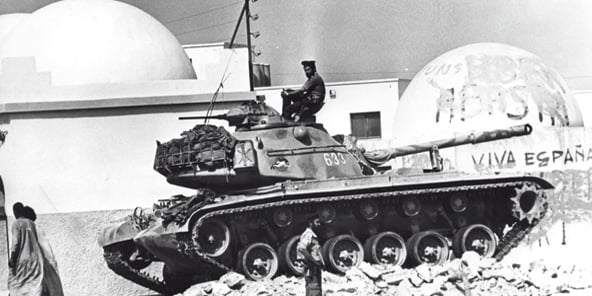 Laayoune, le 4 novembre 1975. Des soldats espagnols attendent les marcheurs