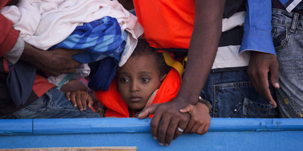 Images d'une embarcation de migrants secourue le 29 août au large de la LIbye. &copy; Emilio Morenatti/AP/SIPA