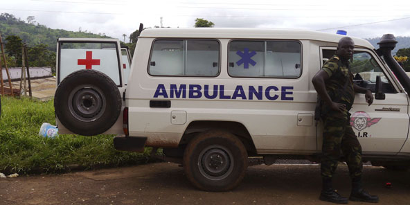 Une ambulance à Eseka, le 22 octobre 2016, après le déraillement du train Yaoundé-Douala. &copy; AP/SIPA