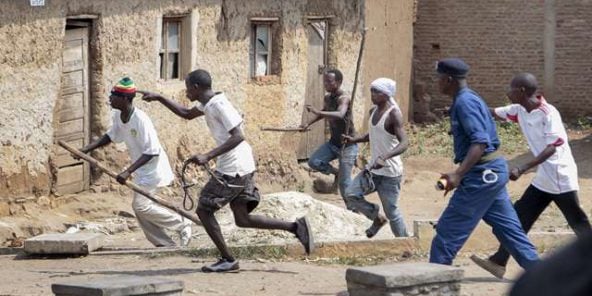 Des Imbonerakure coursent des manifestants de l'opposition, sans en être empêchés par les forces de l'ordre, à Bujumbura le 25 mai 2015. &copy; Berthier Mugiraneza/AP/SIPA