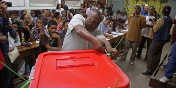 Début du dépouillement à Antananarivo, lors des élections malgaches de 2013. &copy; Schalk van Zuydam/AP/SIPA