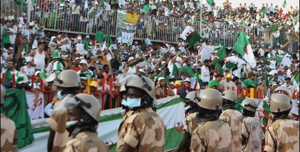 Des policiers soudanais face aux supporters algériens dans le stade al-Merreikh d'Omdurman avant le match contre l'Égypte. &copy; Khaled Desouki/AFP