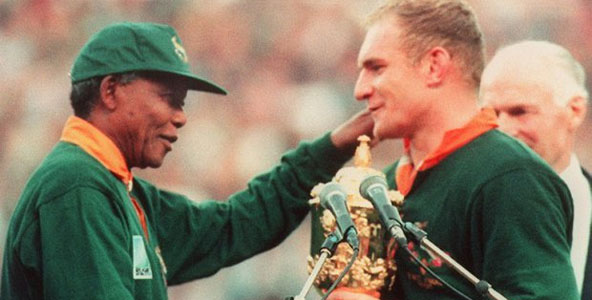 Nelson Mandela félicite la capitaine de l'Afrique du Sud en 1995. &copy; AFP