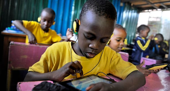 À Nairobi, en octobre 2015, des élèves utilisent des tablettes numériques made in Kenya. &copy; Seyllou/AFP