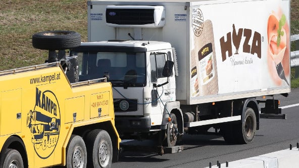 Remorque du camion retrouvé sur l'autoroute en Autriche avec des cadavres de migrants à l'intérieur, jeudi 27 août. &copy; Dieter Nagl/AFP