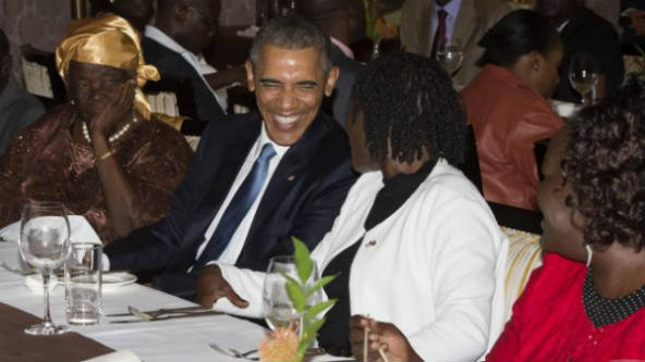 Barack Obama est entouré de Mama Sarah (à gauche) et de sa demi-soeur Auma Obama (à droite) lors d'un dîner en famille, vendredi 24 juillet 2015 à Nairobi. &copy; AFP
