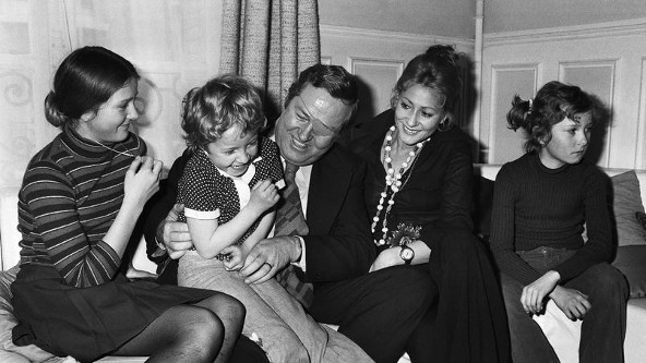 Le couple Le Pen et ses trois filles, Marie-Caroline, Marine et Yann, dans son appartement parisien, le 1er mai 1974. &copy; AFP