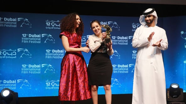 Leyla Bouzid (au centre) reçoit le prix Muhr lors de la cérémonie de clôture du festival du film international de Dubaï, le 16 décembre 2015 &copy; AFP