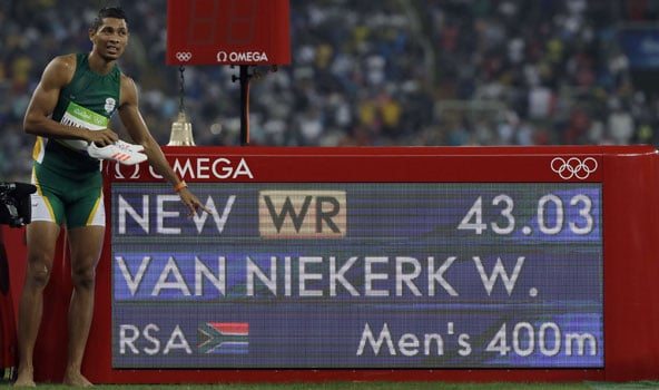 Le Sud-Africain Van Niekerk célèbre son record du monde à Rio, le 15 août 2016. &copy; David J. Phillip/AP/SIPA