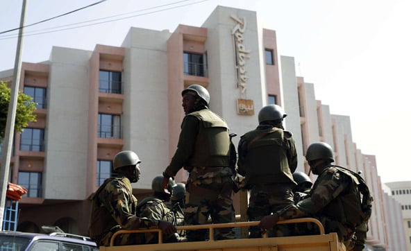 Des troupes maliennes devant le Radisson Blu, le 21 novembre, lendemain de l'attaque. &copy; Jerome Delay / AP / SIPA