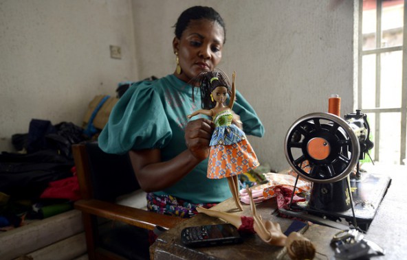 Une poupée créée par Taofick Okoya est habillée dans un atelier de Lagos, au Nigeria, le 17 décembre 2014. &copy; Pius Utomi Ekpei/AFP
