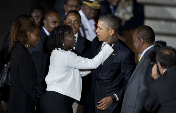 Barack Obama embrasse sa demi-soeur, Auma Obama, lors de son arrivée à l'aéroport de Nairobi, le 24 juillet 2015. &copy; Ben Curtis/AP/SIPA