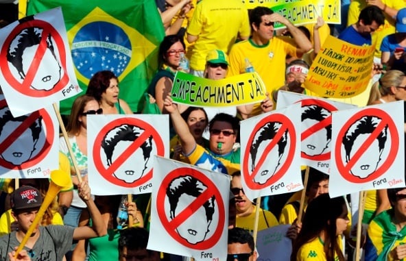 « Fora Dilma » (« dehors, Dilma ») : énorme rassemblement d’opposants à Sao Paulo, le 16 août 2015/
