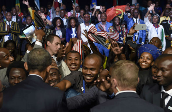 Barack Obama prend un bain de foule après son discours devant les jeunes leaders africains, le 3 août 2015. &copy; Susan Walsh/AP/SIPA