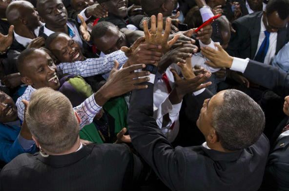 Barack Obama prend un bain de foule après son discours de clôture, dimanche 26 juillet 2015 à Nairobi. &copy; Evan Vucci/AP/SIPA