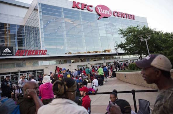 Des gens font la queue devant le KFC Yum Center à Louisville dans le Kentucky pour prendre le ticket à la cérémonie d'hommage de Mohamed Ali, le 8 juin 2016. &copy; David Goldman/AP/SIPA