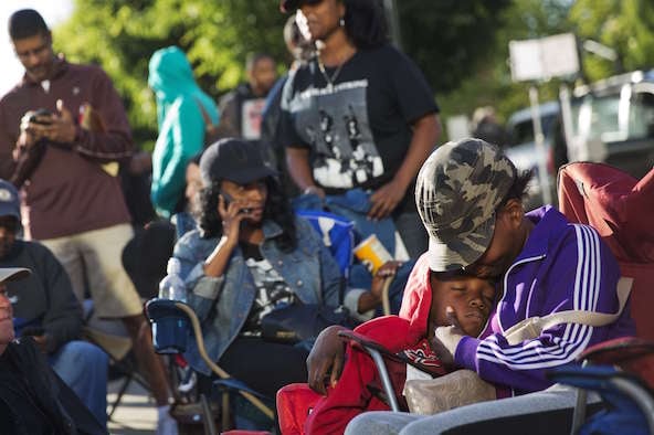 Des gens font la queue devant le KFC Yum Center, à Louisville, où sont distribués les ticket d'entrée à la cérémonie d'hommage de Mohamed Ali le 8 juin 2016. &copy; David Goldman/AP/SIPA