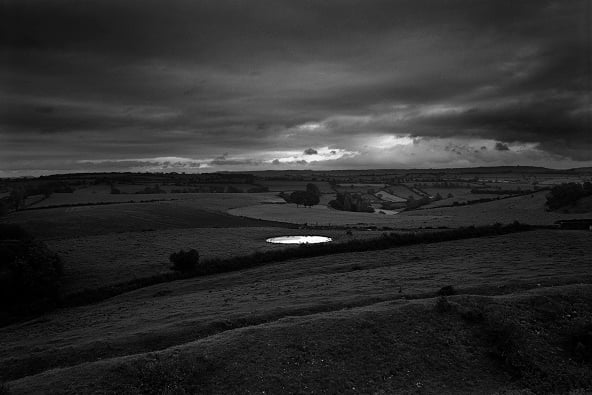 Mare près d’une colline fortifiée datant de l’âge de bronze, Somerset, 1988. © Avec
l’aimable autorisation de l’artiste et de la Hamiltons Gallery, Londres.