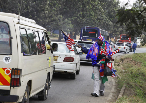Un homme vend des drapeaux américains à Nairobi, le 24 juillet 2015. &copy; Khalil Senosi/AP/SIPA