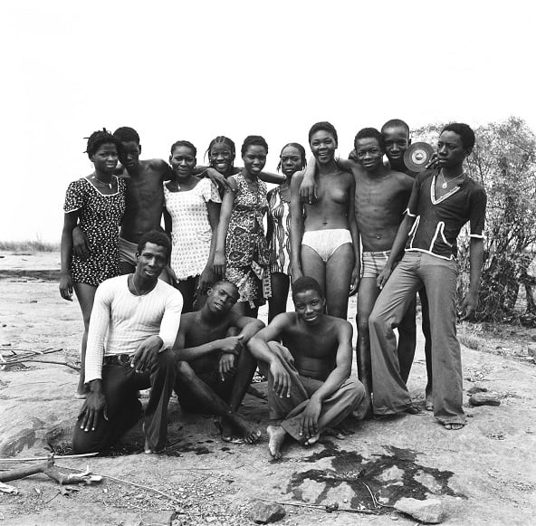 Une soirée à la chaussée &copy; Malick Sidibé