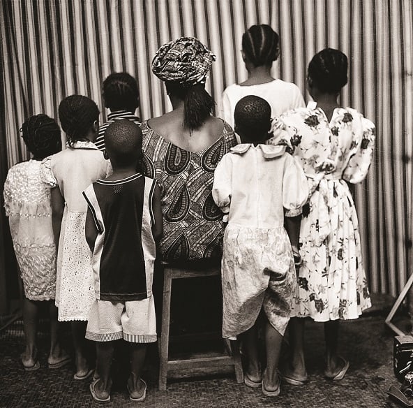 Grande famille de dos &copy; Malick Sidibé