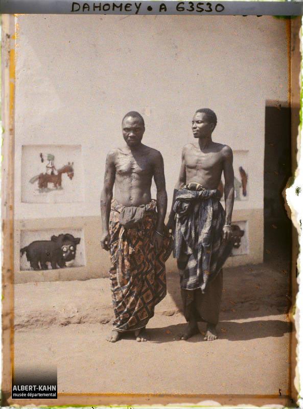 Les deux artistes restaurateurs des reliefs des palais, devant l'ajalala (bâtiment de réception) de Guézo à Abomey au Dahomey, le 20 février 1930. &copy; Frédéric Gadmer, Archives de la Planète.