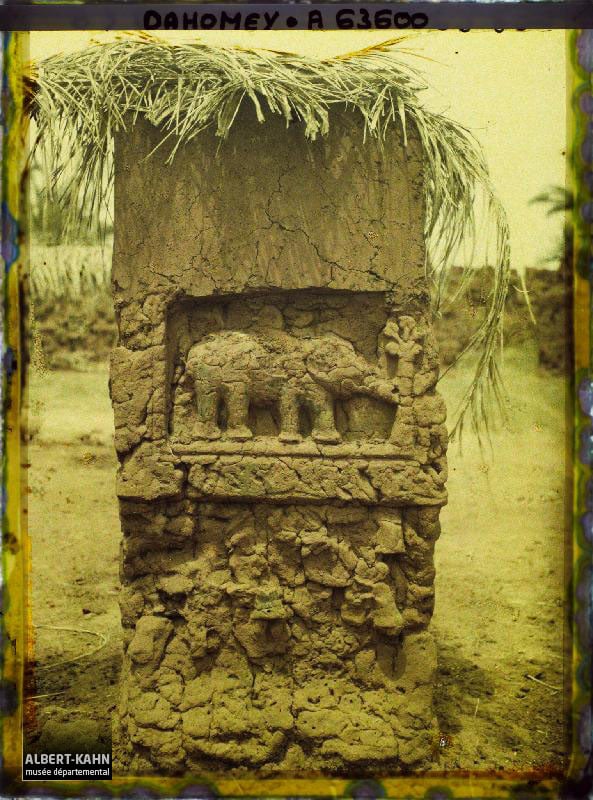 Un bas-relief d'une résidence du quartier de Gbécon-Hounli, non loin du palais princier de Guézo, motif d'éléphant chargeant un arbre à Abomey au Dahomey le 4 mars 1930. &copy; Frédéric Gadmer, Archives de la Planète.