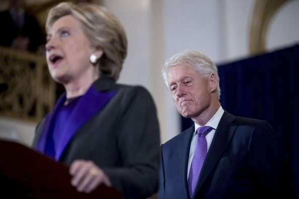L'ancien président américain Bill Clinton et sa femme Hillary en 2016, lorsque cette dernière était candidate à la présidentielle. &copy; Andrew Harnik/AP/SIPA