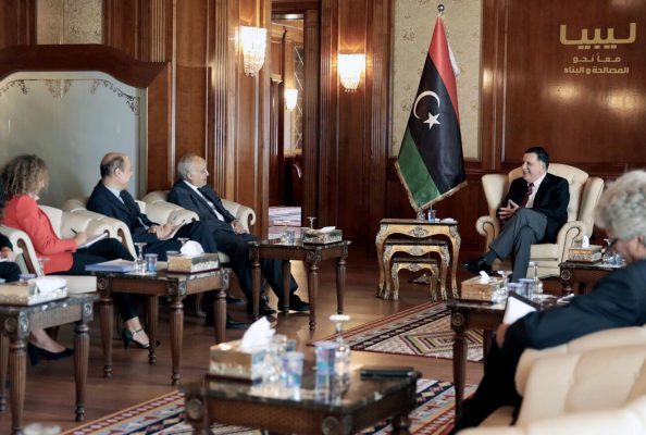 Avec le Premier ministre Fayez el-Sarraj ,le 5 août 2017, à Tripoli. &copy; AFP