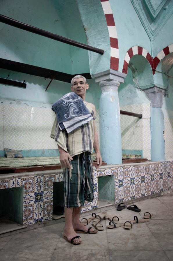 Un masseur dans un hammam de la médina &copy; Rania Dourai/Association L&rsquo;Mdina Wel Rabtine