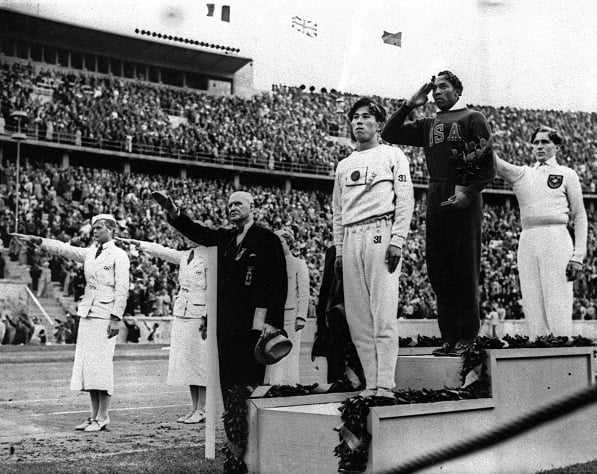 Jesse Owens sur le podium le 11 août 1936, aux côtés de l'Allemand Lutz Long et du Japonais Jajima. &copy; AP/SIPA