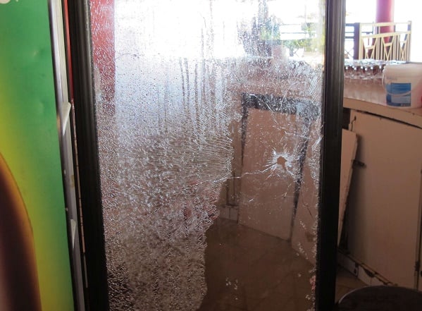 Une balle dans une des portes vitrées du restaurant l'Étoile du Sud à Grand-Bassam. &copy; Carley Petesch/AP/SIPA