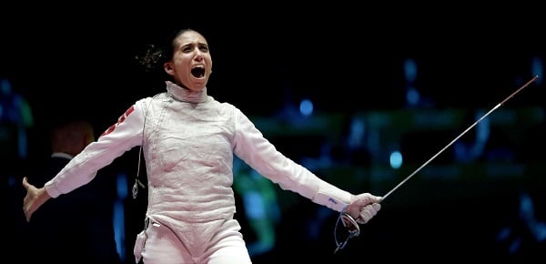 Ines Boubakri après avoir décroché sa médaille de bronze aux Jeux olympiques, à Rio le 10 août 2016. © Charlie Riedel/AP/SIPA