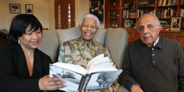 Nelson Mandela avec sa fille Zindzi (g.) et Ahmed Kathrada, qui fut prisonnier politique avec lui, le 11 octobre 2010, dans les locaux de la Fondation Mandela, à Johannesburg. &copy; Debbie Yazbek/AP/SIPA