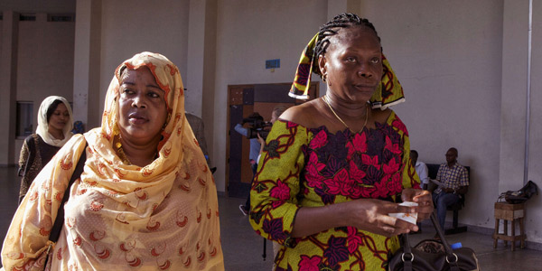 Haoua Brahim et Rachel Mouaba, deux victimes arrivant au procès de Hissène Habré, le 7 septembre à Dakar. &copy; Jane Hahn / AP / SIPA