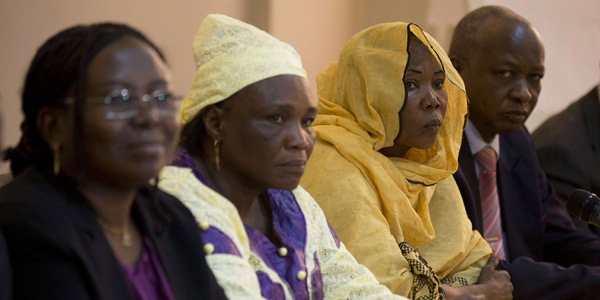 L'avocate tchadienne Delphine Djiraibe (g.) et trois victimes plaignantes au procès de Hissène Habré : Ginette Ngarbeye, Hadjo Amina Moctar et Younous Mahadjir. &copy; Rebecca Blackwell / AP / SIPA