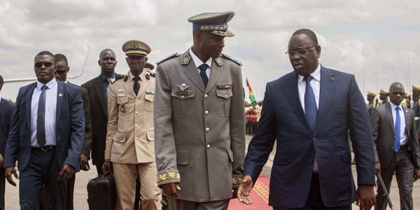 Gilbert Diendéré accueille le président en exercice de la Cedeao, Macky Sall, le 18 septembre 2015, à l'aéroport de Ouagadougou. &copy; Theo Renaut / AP / SIPA