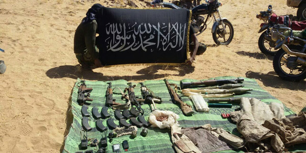 Des armes et des motos saisies par des combattants du MNLA sur des jihadistes d'Ansar Eddine, en novembre 2015 à Boghassa. &copy; DR