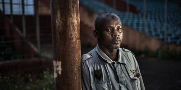 Présent lors du massacre du 28 septembre, Ibrahima Diallo, tailleur, ne peut plus exercé son métier du fait des séquelles des violences dont il a été victime. &copy; FIDH/Tommy Trenchard