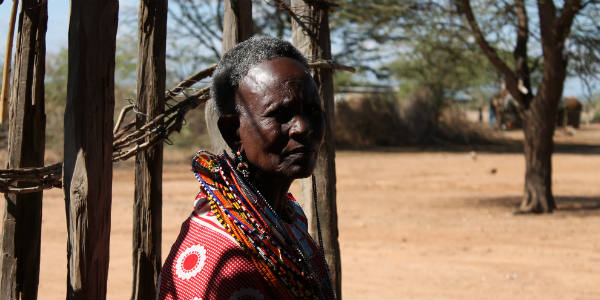 Naguei a été l'une des fondatrices d'Umoja. Elles est assise sur le banc de la place centrale du village. &copy; Océane Lerouge pour J.A.