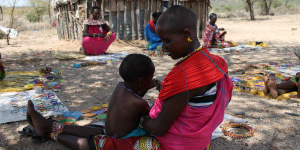 La plupart des femmes d'Umoja vivent de l'artisanat. Elles créent des bijoux qu'elles vendent aux touristes de passage. Des bénéfices qui ont notamment permis la construction d'une école. &copy; Océane Lerouge pour J.A.