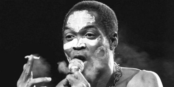 Fela Anikulapo Ransome-Kuti lors d'un concert à Paris, le 13 septembre 1986 &copy; LAURENT REBOURS/AP/SIPA