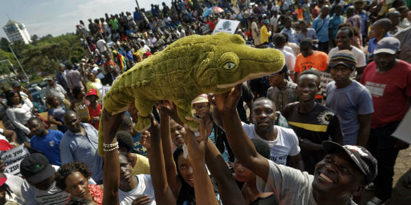 Des partisans de Mnangagwa, surnommé "le crocodile", au quartier général de la Zanu-PF, à Harare, mercredi 22 novembre. &copy; Ben Curtis/AP/SIPA