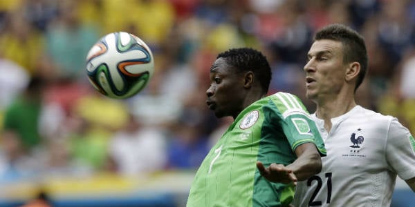 Le Nigérian Ahmed Musa à la lutte avec le Français Laurent Koscielny pendant le Mondial 2014 au Brésil. &copy; Ricardo Mazalan/AP/SIPA