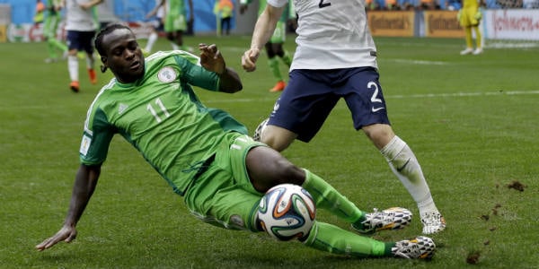 Victor Moses avec le Nigeria face à la France pendant le Mondial 2014 au Brésil. &copy; Ricardo Mazalan/AP/SIPA