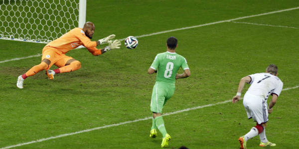 Le gardien algérien Raïs Mbolhi face à l'Allemagne, le 30 juin 2014, en 8e de finale du Mondial au Brésil. &copy; Thanassis Stavrakis/AP/SIPA
