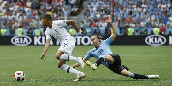 La flèche Kilian Mbappé, un des arguments chocs de l'équipe de France lors du Mondial 2018, ici face à l'Uruguay. &copy; David Vincent/AP/SIPA