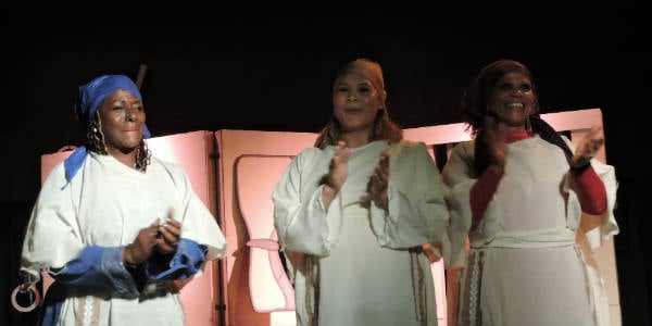 Anastacia Giménez, Carmen Yannone et Silvia Balbuena lors d'une représentation de la pièce de théâtre 'Ce n'est pas un pays pour les noires', en septembre, à Buenos Aires. &copy; Élodie Descamps pour J.A.