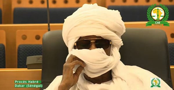 Hissene Habré écoutant la lecture de l'ordonnance de renvoi de son affaire, lors de la reprise de son procèsle 7 septembre à Dakar. &copy; Capture d&rsquo;écran / RTS